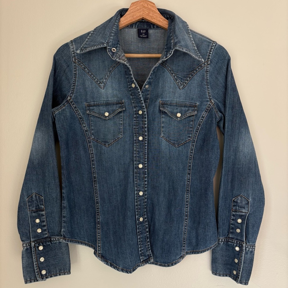 Vintage GAP Pearl Snap Denim Shirt – Women’s XS
